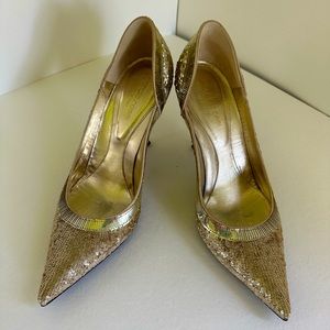 Chic golden Sergio Rossi pumps in 8 sizes.